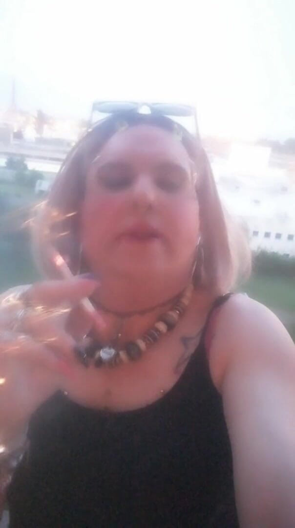 Stefanie Laveire: La trans bionda stefanie fuma 2