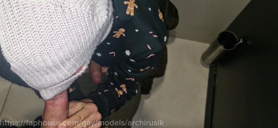 ArchiRusik: 글로리홀에서 내 자지를 빨아주는 낯선 남자 오줌 싸기 위해 들어왔지만 사정할 때까지 펠라를 받았어