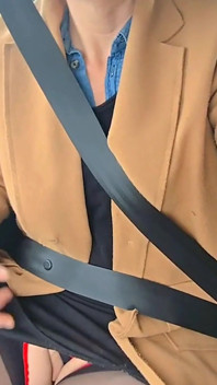 MILF Chaude Et Sexy En Voiture