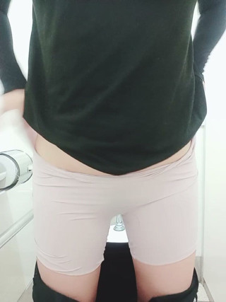 Mayumi Kanzaki: J’urine Dans Les Toilettes De La Station.
