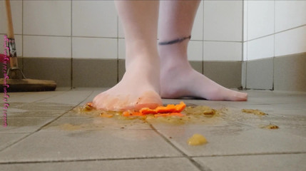 Carmen_Nylonjunge: Footplay in pantyhose with fruit