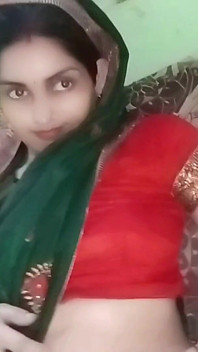 Une jeune mariée se fait baiser sur une chaise