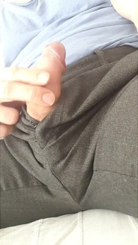 穿着西装裤玩弄我的鸡巴，然后脱衣并把我的T恤射在精液中