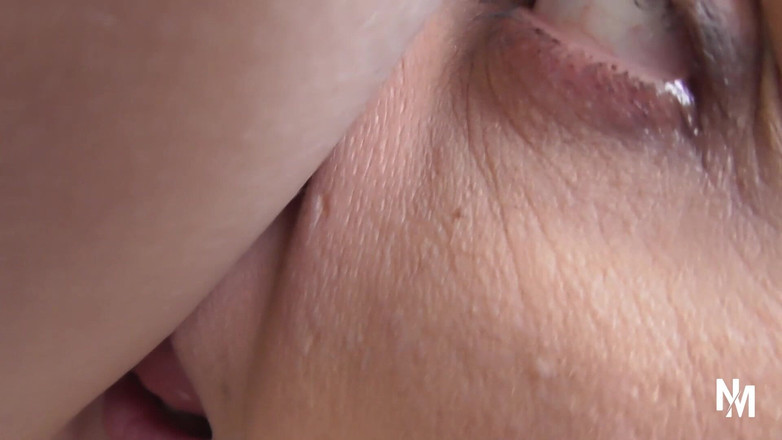 USA Fetish and Hardcore Clips: Tante seksi rambut pirang lagi asik jilat ketiak teman kantornya