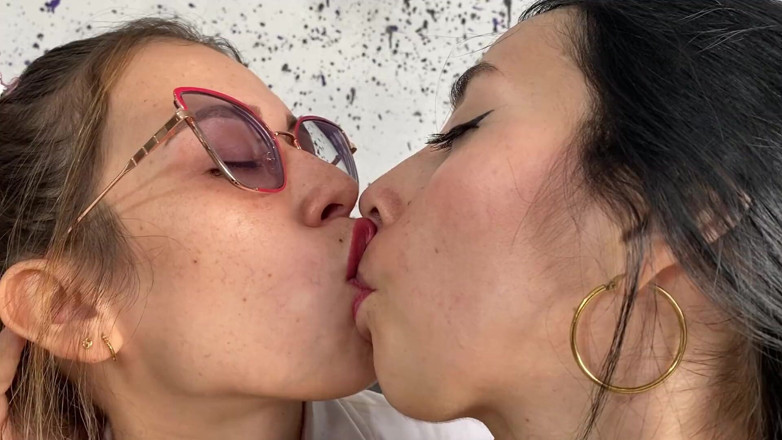 Sweetkimmi: Lesbian miang antara pegawai polis dan seorang awek kolej sensual