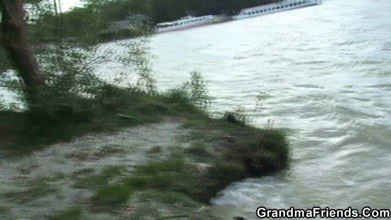 Granny Sluts: Roba selvaggia vicino al lago