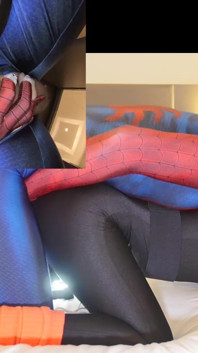 Jureka Delmar geneukt met zwarte Zentai Lycra