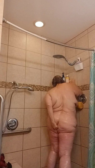 BBW nurse Vicki adventures with friends: Tutta l'infermiera sudata Vicki ha bisogno di doccia