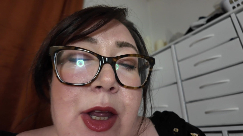 cutejayne: Un Bărbat Minion Devorat De Prim-plan Cu Iubita Lui Uriașă