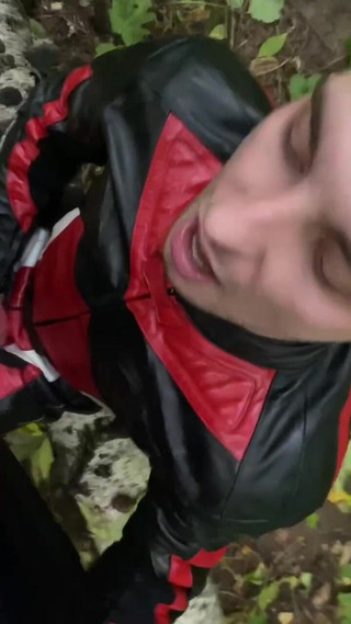 KinkySirius: Deri bisikletçi spor adam tarafından yarak emiyor