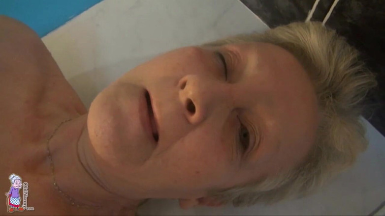 Old Nanny: 奶奶在游泳池上用假阳具自慰