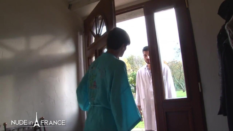 Nude in France: lanbe aur chhote stanon vaali kamini ki gand hamaare doktar...