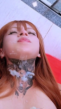 남자친구는 아침에 빨간 머리와 섹스를 하고 그녀의 입에 정액을 넣습니다 - 클로즈업