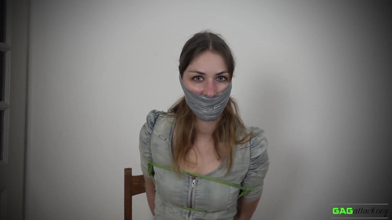 Gag Attack: Pearl - PVC-tape mond gesnoerd