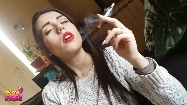 Smokin Fetish: Fantastic brunette babe loves cigars so much