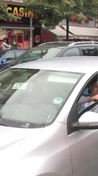 Elastyczna ruda jest związana i rozebrana do naga na zewnątrz