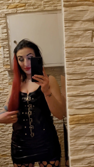 KatrixandCaliforniaLatex: Dewi berpose dengan lateks dan menunjukkan pantatnya yang berair