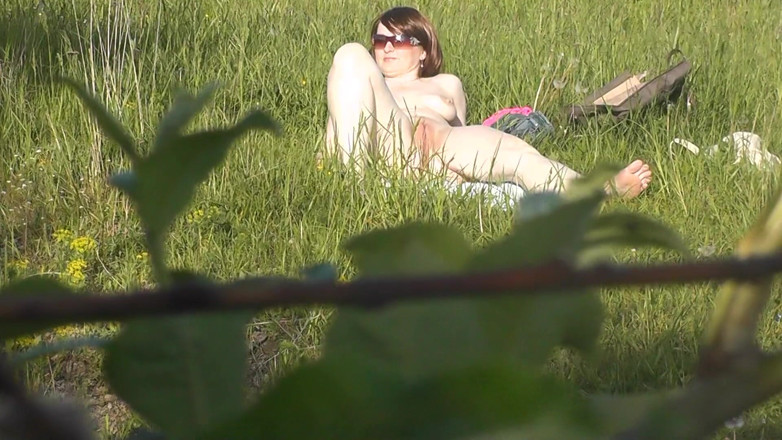 XXX-Platinum: Lelaki melihat MILF bogel berjemur di pantai, dia melancap pepek...