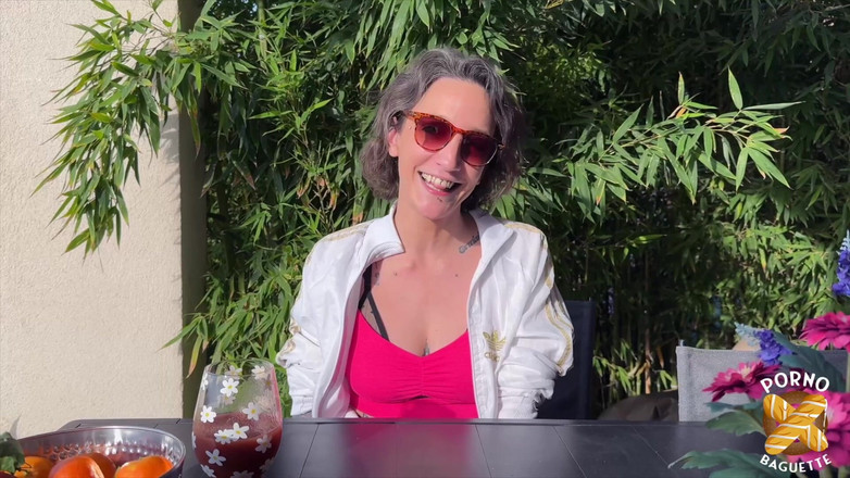 Porno Baguette: Lena，漂亮的黑发女郎，被两根鸡巴干