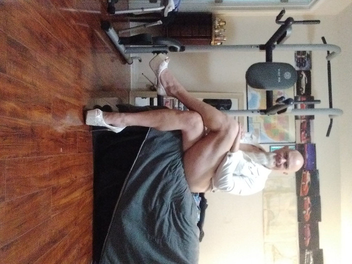 MrLeggs: 私のイネーブラーのおかげで、私はポルノに夢中になっています。摂取する分だけ過剰摂取するかもしれません。