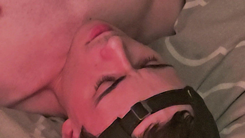 BareBastian: 트윙크가 그의 얼굴에 통통한 정액을 뿜어낸다!