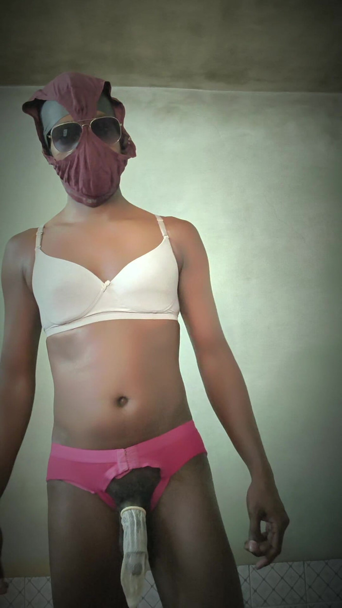 TS Azzy: 콘돔으로 자위하는 TS Azzy