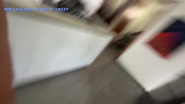Time traveler: Junges zimmermädchen in blauen leggings lässt ihren chef sie gut...