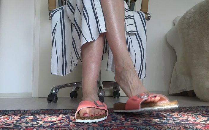 Lady Victoria Valente: Pieds sexy dans des pantoufles en cuir brevetés d&amp;#039;abricot