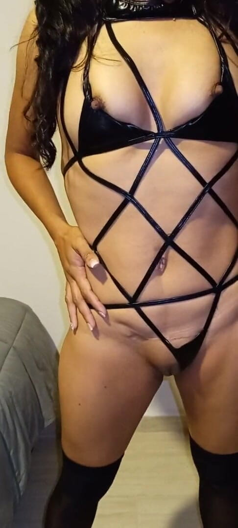 Mxfun30: 熟女黑色礼服和内衣展示她可操的身体