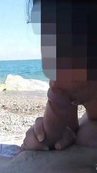 누드 비치 공개에서 사정으로 낯선 이에게 공개하는 프랑스 밀프 오럴 아마추어 - Misscreamy