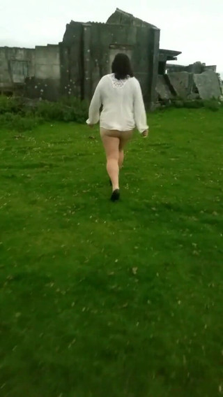 Julie Cunningham: Julie Cunningham на улице раздевается и писает, короткие колготки и на каблуках