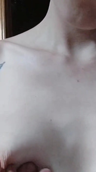 บีบหัวนมฉันแรงๆ