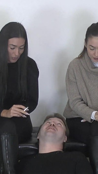Olga ve Natasa sigara içiyor