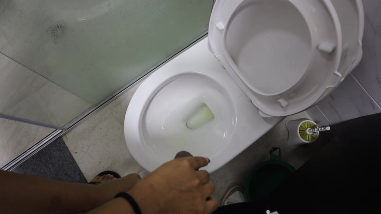 Solo_incognita: 我的继妹一边和她的继母说话一边抓住我的鸡巴