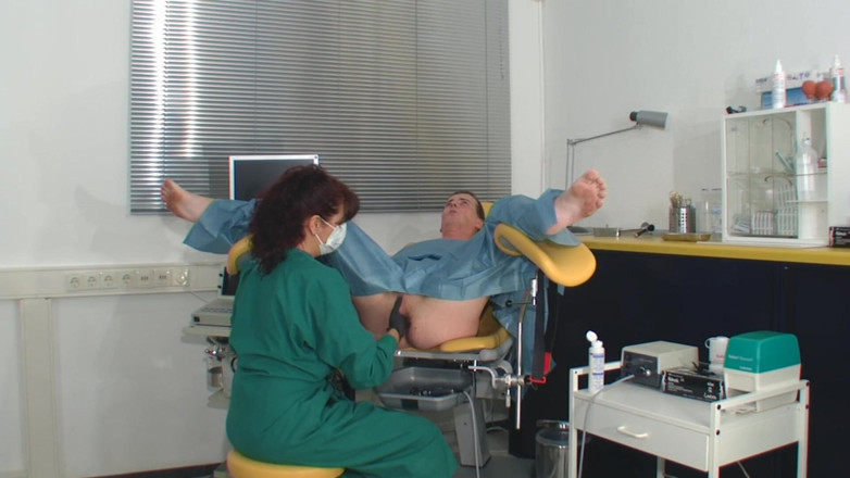 Rubber & Clinic Studio - 1ATOYS: Un examen anal pervers