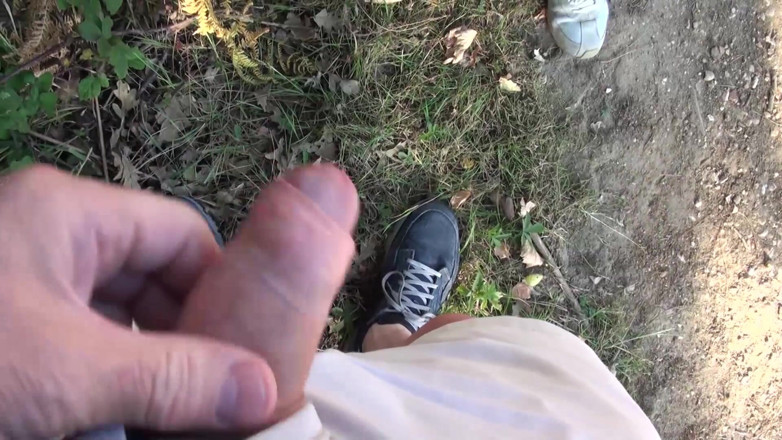 Dirty Doctors Clips: Spacer po lesie