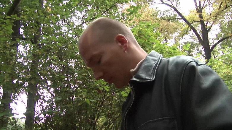 Public Entertainment: Une brune sexy se fait baiser et éjaculer sur son cul...