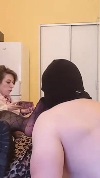 Čichá a masíruje moje zpocené nohy v punčochách