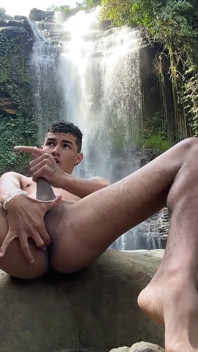 Eu gozo muito duro ao ar livre sob uma cachoeira
