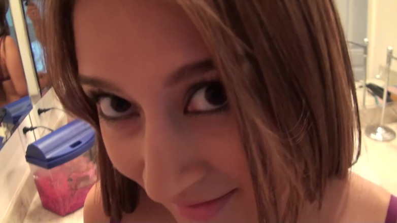 Foxy Desire: Bella Reese knullar sin verkliga man hemma i sitt sovrum!