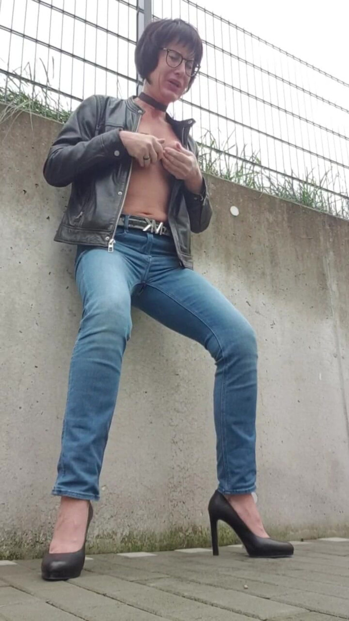 JulieEroticDress: Esguicho em jeans