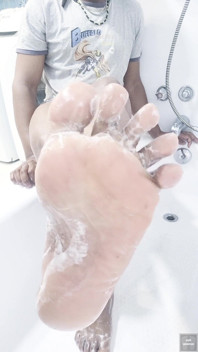 I Clean Sensually My Feet (2025)
