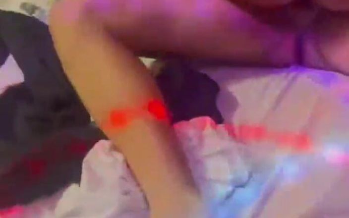 Casalgn2025: 戴绿帽子看着小婊子坐在另一个