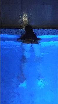 Di Kolam Renang