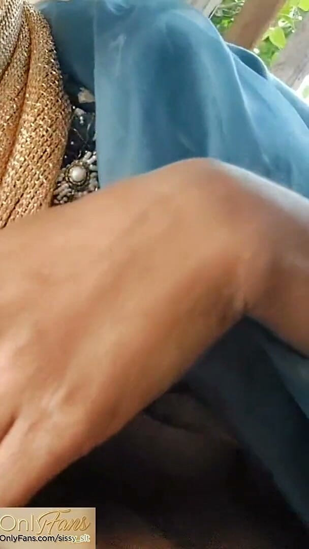 Submissive couple: 히잡을 쓴 소녀 야외에서 작은 자지로 위험한 오럴 섹스