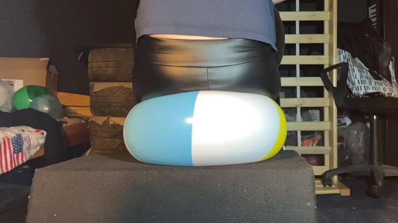 BeachBallsDuo: Bigbootylucy a dragon agresivně drcení 11 plážových míčů a 3 bublinové koule!