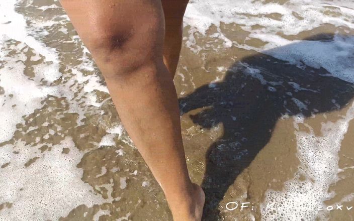 Karmico: 恋足癖。我的妻子在海滩上展示她的赤脚