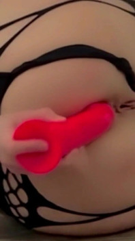 Ibu tiri keldai besar meniduri pantatnya dengan dildo xxl
