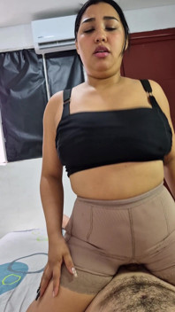 Betapa beruntungnya pria itu bagi seorang wanita kulit hitam untuk mengisap penisnya dan memasukkannya jauh ke dalam vaginanya