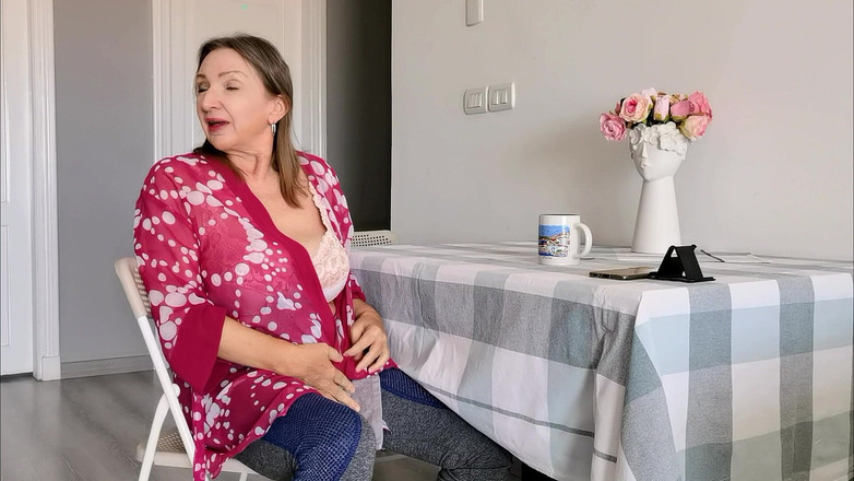 MariaOld: 你发现你成熟的继母在看色情片，但这并不是唯一的惊喜。Futa。